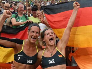 2016 feiern Kiran Walkenhorst (l) und Laura Ludwig den Olympiasieg in Rio de Janeiro.