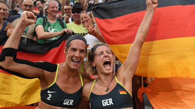 2016 feiern Kiran Walkenhorst (l) und Laura Ludwig den Olympiasieg in Rio de Janeiro.