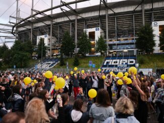 Fans vor dem Stadion