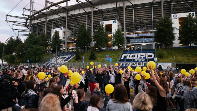 Fans vor dem Stadion