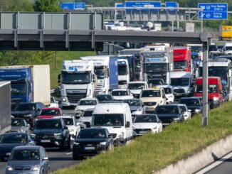 Unter anderem auf der A8 in Richtung Salzburg müssen Autofahrer mit Wartezeiten rechnen. (Archivfoto)