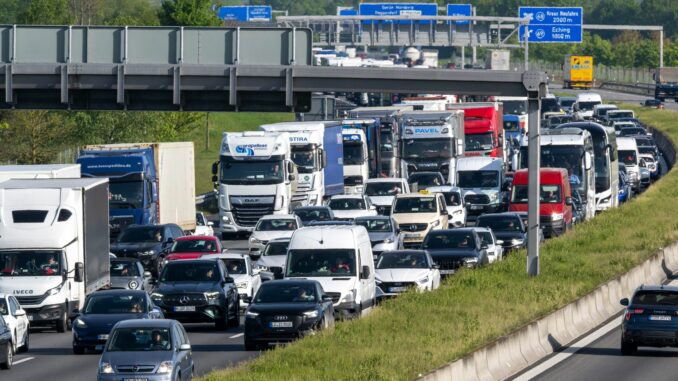 Unter anderem auf der A8 in Richtung Salzburg müssen Autofahrer mit Wartezeiten rechnen. (Archivfoto)