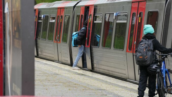 Die Teilsperrung der Linie 1 führt dazu, dsass Fahrgäste umsteigen müssen.