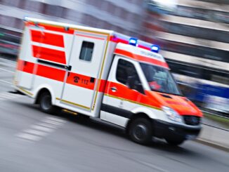 Ein 17-Järhiger ist Tage nach einem Sturz aus zehn Metern Höhe im Krankenhaus gestorben