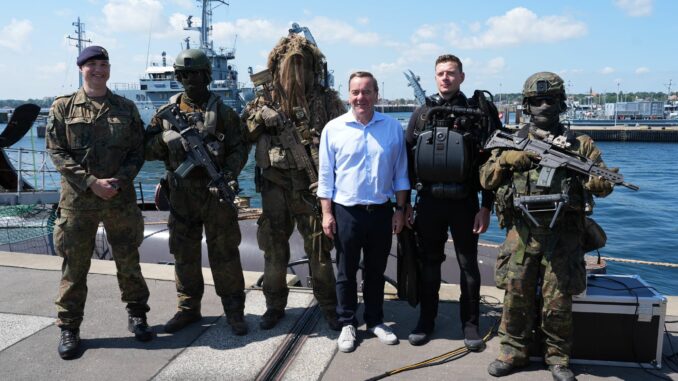 Verteidigungsminister Boris Pistorius (SPD) auf Besuch bei der Marine.