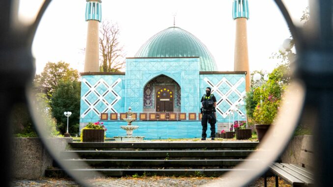 Mit der Blauen Moschee sind in Hamburg 30 Objekte von den Polizeimaßnahmen nach dem IZH-Verbot betroffen. 