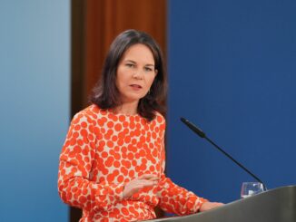 Außenministerin Annalena Baerbock startet ihre Sommerreise mit dem Besuch eines Rüstungsunternehmens in Flensburg. Dort werden Panzer für die von Russland angegriffene Ukraine produziert und aufbereitet - auch mit Hilfe ukranischer Fachkräfte.