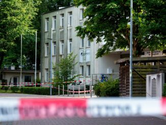 Vor einer Volkshochschule wird ein Dozent niedergestochen. Nun wird nach der Tatwaffe gesucht.