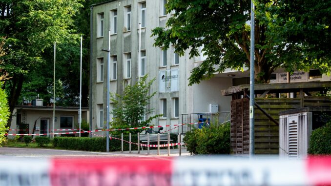 Vor einer Volkshochschule wird ein Dozent niedergestochen. Nun wird nach der Tatwaffe gesucht.