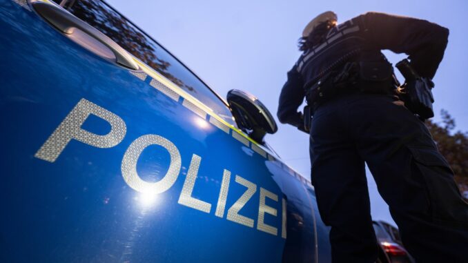 Als eine Party aufgelöst werden soll, zielt ein Unbekannter mit einer Silvesterrakete in Richtung Polizisten. (Symbolbild)