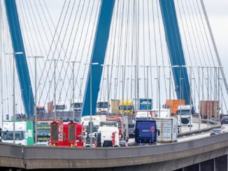 Hafenverkehr fährt über die Köhlbrandbrücke.