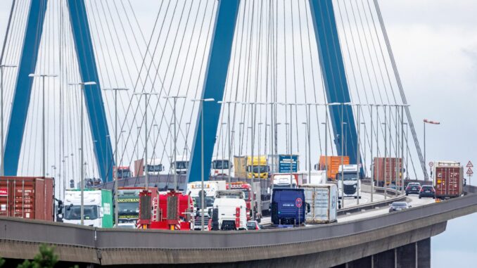 Hafenverkehr fährt über die Köhlbrandbrücke.