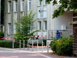 Absperrband vor der Volkshochschule in Wedel.