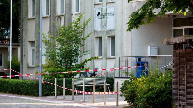 Absperrband vor der Volkshochschule in Wedel.