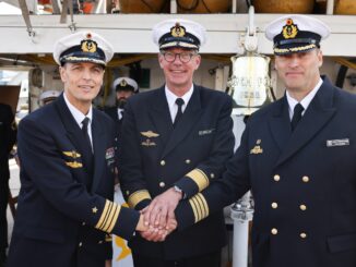 Fregattenkapitän Elmar Bornkessel (l) wird von Flotillenadmiral Jens Nemeyer (M) das Kommando über die «Gorch Fock» übertragen.