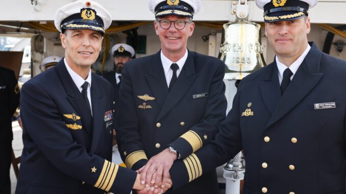 Fregattenkapitän Elmar Bornkessel (l) wird von Flotillenadmiral Jens Nemeyer (M) das Kommando über die «Gorch Fock» übertragen.