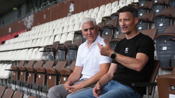 FC St. Paulis Sportchef Andreas Bornemann überzeugte Trainer Alexander Blessin  von einem Wechsel. 