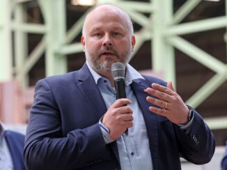 Der Bezirksleiter der IG Metall Küste Daniel Friedrich spricht auf einer Pressekonferenz.