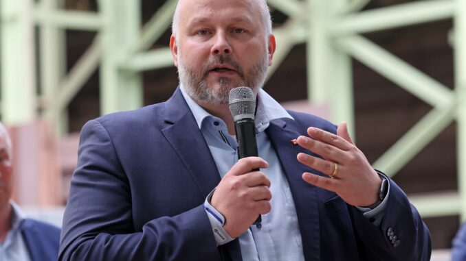 Der Bezirksleiter der IG Metall Küste Daniel Friedrich spricht auf einer Pressekonferenz.