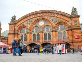 Am Bremer Hauptbahnhof müssen Fahrgäste Geduld mitbringen. (Archiv)