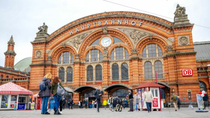 Am Bremer Hauptbahnhof müssen Fahrgäste Geduld mitbringen. (Archiv)