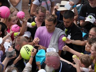 Titelverteidiger Alexander Zverev schreibt Autogramme am Rothenbaum.