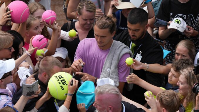 Titelverteidiger Alexander Zverev schreibt Autogramme am Rothenbaum.