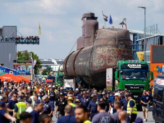 Das Marine-U-Boot U17 kommt in Sinsheim an.