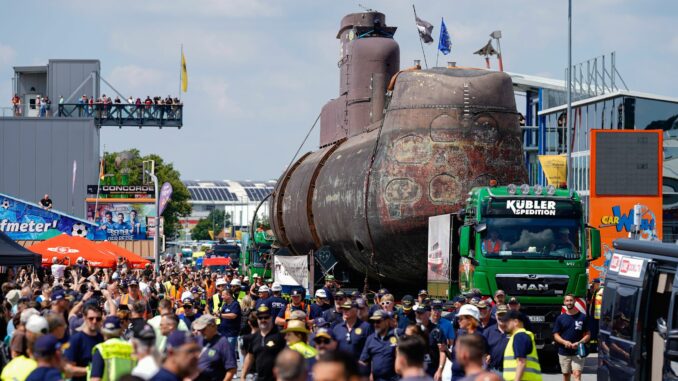 Das Marine-U-Boot U17 kommt in Sinsheim an.