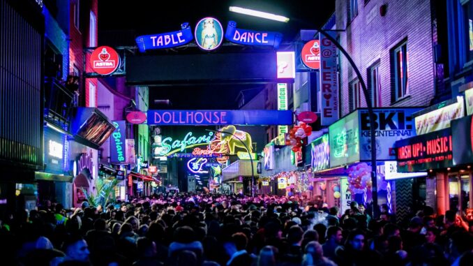 Auf der Reeperbahn sind drei junge Männer von vier anderen Männern homophob beleidigt und getreten worden.