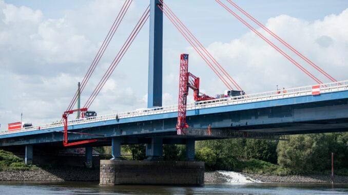 Arbeiten auf der Autobahn 1 führen in den nächsten Wochen zu Verkehrseinschränkungen. (Archivbild)