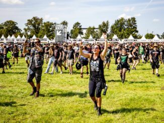 In Wacken feiern die Metalfans bei bestem Wetter.