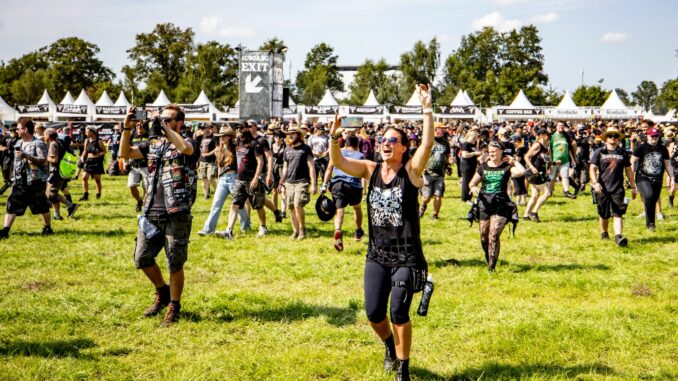 In Wacken feiern die Metalfans bei bestem Wetter.