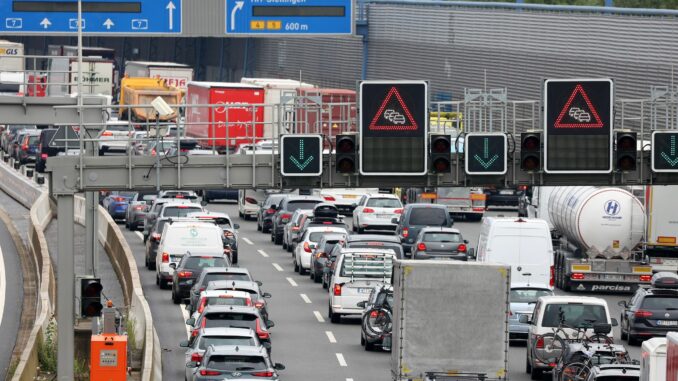 Ferienverkehr sorgt für volle Straßen im Norden. (Archivbild)