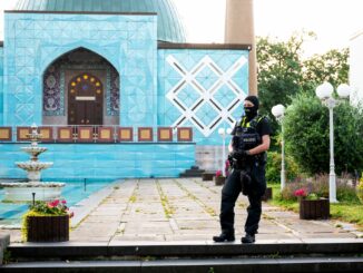 Polizist vor der Blauen Moschee