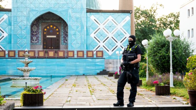 Polizist vor der Blauen Moschee