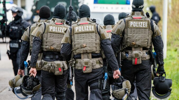 Das Spezialeinsatzkommando der Polizei hat in Hamburg zwei Männer festgenommen, die mit einer Schreckschusswaffe auf einem Balkon in die Luft geschossen haben.