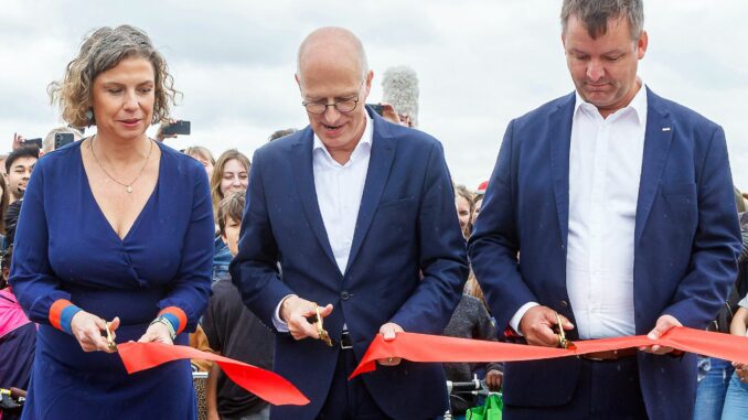 Die neue Park- und Kleingartenanlage auf dem Lärmschutztunnel der Autobahn 7 ist offiziell eröffnet.