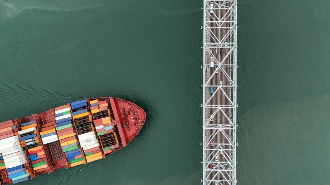 Im Rahmen des Ferienfahrerprogramms können Schülerinnen und Schüler bis zu vier Wochen auf einem Containerschiff, Massengutfrachter oder Schleppschiff verbringen. (Symbolbild) 