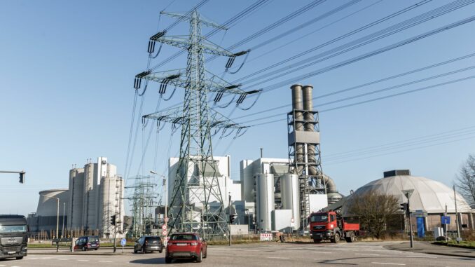 Auf dem Gelände des stillgelegten Kohlekraftwerks Moorburg soll ein Großelektrolyseur für grünen Wasserstoff entstehen. (Archivbild)