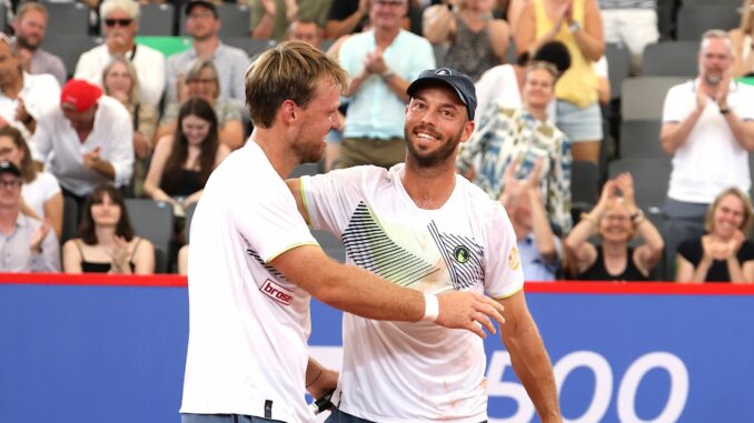 Kevin Krawietz (l) und Tim Pütz haben nach dem Finale in Hamburg Grund zum Jubel.