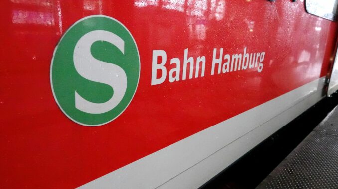 Ein Betrunkener hat in einer S-Bahn eine Frau geschlagen und beleidigt. (Symbolbild)