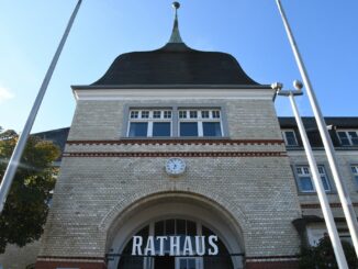 Eine Gruppe von Punkern hat das Rathaus in Westerland betreten. (Archivbild)