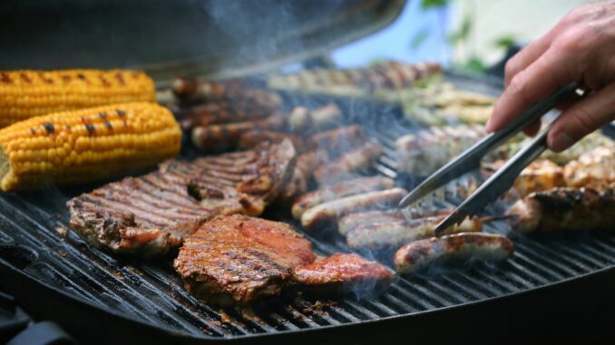 An den Stränden und in öffentlichen Grünanlagen in Travemünde darf ab sofort nicht mehr gegrillt werden. (Symbolbild)