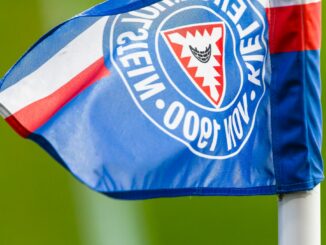 Bundesliga-Aufsteiger Holstein Kiel hat zwei Nachwuchsspieler mit Profi-Verträgen ausgestattet.