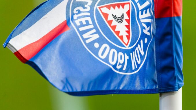 Bundesliga-Aufsteiger Holstein Kiel hat zwei Nachwuchsspieler mit Profi-Verträgen ausgestattet.