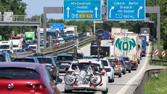 Eine Wanderbaustelle führt zu Fahrbahnsperrungen auf A1 und A24 in Hamburg 