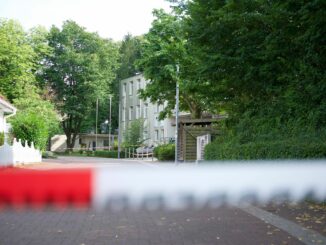 Die Polizei geht von einem versuchten Tötungsdelikt an der Volkshochschule aus.