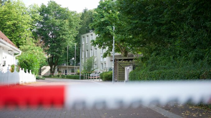 Die Polizei geht von einem versuchten Tötungsdelikt an der Volkshochschule aus.