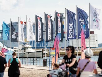 Segelsport vor der Kulisse großer Schiffe bei der Travemünder Woche.